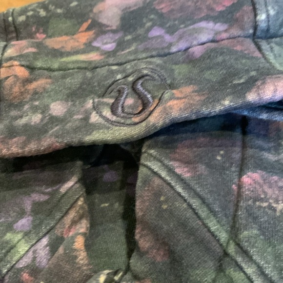 Size 6 Lulu lemon hoodie newer style gently worn black background thumbholes - Picture 2 of 4